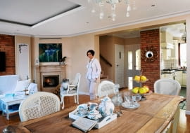 <B>Dom ma emanować ciepłem i miłością, tak by zawsze chciało się do niego wracać - mówią Marta i Wojtek. Czy takim miejscem może być mieszkanie na bezosobowym osiedlu? Nie dla gospodarzy. Nic więc dziwnego, że zamienili blokowe M-4 na dom na obrzeżach Warszawy. Dopiero wtedy poczuli się naprawdę u siebie.</B> <BR />W wystroju salonu i całego domu przewija się ulubiony kolor Marty - niebieski. Ozdobą części wypoczynkowej są ściany wyłożone XIX-wieczną cegłą rozbiórkową. Nad marmurowym kominkiem - obraz Eweliny Półgrabskiej. Cała strefa dzienna zyskała na przestronności po otwarciu kuchni, która w planach dewelopera była zamkniętym pomieszczeniem.