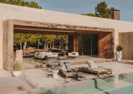 Kave Home prezentuje Outdoor 2024, wybór propozycji, które zapewniają komfort i stanowią źródło inspiracji, podnosząc tym samym rangę przestrzeni zewnętrznych i przekształcając je w prawdziwe oazy relaksu.