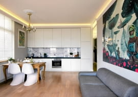 Pani Monika, właścicielka i jednocześnie projektantka tego mieszkania, lubi zestawiać elementy z różnych stylów i o różnym pochodzeniu. Meble z powodzeniem wyszukuje na aukcjach internetowych. Jej mieszkanie to wdzięczna mieszanka stylistyczna. <BR /> MIESZKANIE. Zabudowa kuchenna z białej płyty MDF zajmuje całą ścianę. Blat kuchenny, wyglądający jak kamienny, został zrobiony z tej samej płyty oklejonej laminatem imitującym strukturę kamienia. Ścianę zdobi kolaż z reprodukcji grafik autorstwa Andrzeja Mleczki, zabezpieczony taflą szkła.