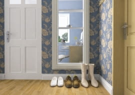 Niektóre pomieszczenia, najczęściej przedpokój, garderoba lub wydzielony w pokoju aneks do pracy albo spania, nie mają okien. Jak je doświetlić, żeby w ciągu dnia nie trzeba było zapalać lamp? Nasi projektanci znaleźli ciekawe rozwiązania. <BR > Nasza propozycja polega na wybiciu wewnętrznego okna w ściance działowej pomiędzy przedpokojem a jednym z pokoi. Takie rozwiązanie warto też wziąć pod uwagę wtedy, gdy planujemy wydzielenie jakiegoś dodatkowego pomieszczenia. Stawiając nowe ścianki z płyty gipsowo-kartonowej lub cegieł, od razu zróbmy w nich otwór na okno, przez które do ciemnego wnętrza będzie wpadało światło dzienne. Dzięki wewnętrznemu oknu w przedpokoju jest widno przez większą część dnia.