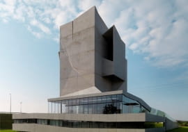 Polski Cement w Architekturze, laureat XIX edycji: Pierwsza równorzędna nagroda za obiekt: Tunel aerodynamiczny w Morach pod Warszawą (Flyspot Warsaw) dla Biura Projektów Lewicki, Łatak - Kraków, Uzasadnienie Jury: "Nagrodę przyznano za piękno i wyrazistą manifestację betonu, który tworzy spójną formalnie, konstrukcyjnie i funkcjonalnie wypowiedź architektoniczną".