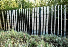 PANEL WYPEŁNIONy PERFOROWANYMI TAŚMAMI - w ten sposób powstało pół-ażurowe ogrodzenie, zapewniające odrobinę kameralności, a zarazem nieprzesłaniające ładnych widoków. Takie rozwiązanie najbardziej pasuje do nowoczesnych, a nawet minimalistycznych ogrodowych wnętrz.