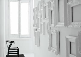 Kompozycja z dekoracyjnych ram na ścianie