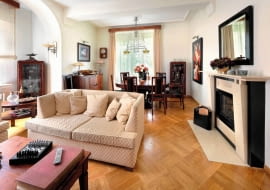 Niemal całe wyposażenie salonu to oryginalne meble z lat 30. po renowacji. Lampa wisząca nad stołem (i pozostałe lampy w mieszkaniu) została pieczołowicie odrestaurowana w specjalistycznym zakładzie w Łodzi.