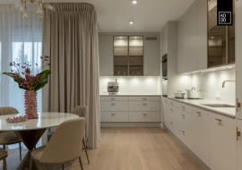 Światło, przestrzeń, elegancja – nowoczesna aranżacja mieszkania w Warszawie