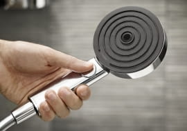 Chcemy korzystać z wody w jeszcze mądrzejszy sposób! A dzięki technologiom oszczędzającym wodę i energię marki hansgrohe domowa łazienka może stać się przestrzenią zrównoważonego podejścia do naszych wspólnych zasobów. Tym bardziej, że sięgnięcie po warianty EcoSmart i CoolStart chroni nie tylko środowisko, ale także portfel.