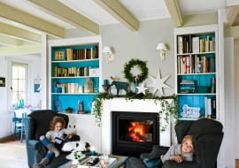 ENCYKLOPEDIA STYLU. MEBLE: Fotele na zamówienie, stolik kawowy 1400 zł Decolor POZOSTAŁE: Na stoliku: pojemnik z przykrywką 84 zł, taca 80 zł Decolor Na regale: domki-lampiony 34 i 145 zł Malabelle Na kominku: gwiazda (duża) 99 zł, Scandinavian Living Nieopisane przedmioty są własnością stylistki.