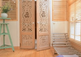 Ażurowe, misternie rzeźbione drzwi znajdziemy w sklepach z meblami kolonialnymi lub na starociach. Ciekawostka: takie dekoracyjne skrzydła niektórzy wykorzystują jako zagłówek do łóżka.