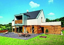 UWAGA ! PONOWNA PUBLIKACJA WYLACZNIE ZA ZGODA WLASCICIELI DOM JEDNORODZINNY NIEPODPIWNICZONY - WIDOK OD STRONY OGRODU FOT. BARTOSZ MAKOWSKI PUBLIKACJA LADNY DOM NR 12 (146) - 12 2010