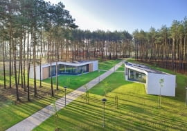 Park Rekreacyjny Zoom Natury w Janowie Lubelskim 'Znam te okolice od bardzo dawna, spędzałem tu dużo czasu zanim okazało się, że będę miał szansę robić projekt Zoomu Natury. Krajobraz jest niesamowity więc było jasne, że nie można tu postawić czegoś, co go zaburzy. Pomysł był prosty - podporządkować architekturę przyrodzie, zanurzyć zaprojektowane obiekty w zieleni i pozwolić zwiedzającym na odkrywanie bogactwa tutejszej flory i fauny. W pawilonach wybudowanych z użyciem odzyskowych materiałów pokazujemy multimedialne ekspozycje poświęcone naturze, zjawiskom przyrodniczym i ekologii. W ten sposób połączyliśmy nie tylko naturę z architekturą, ale i rekreację z edukacją' - opowiada Mirosław Nizio.