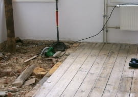 Podłoga z desek na legarach ułożonych na stropie betonowym na belkach stalowych