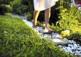 Światło to świetny specjalista od iluzji. Ścieżka oświetlona po zmierzchu dodaje głębi ogrodowej kompozycji.