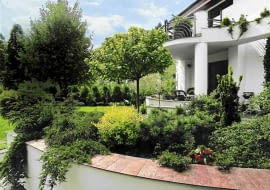 TARAS NAWIERZCHNIA KAMIENNA KAMIEN SCIEZKA BALKON BALUSTRADA KOMPOZYCJA DRZEW I KRZEWOW IGLAKI PINUS MUGO VARIETAS MUGHUS SOSNA GORSKA KRZEW IGLASTY FOT. WIESLAW LIPIEC PUBLIKACJA OGRODY NUMER SPECJALNY - KATALOG PROJEKTOW - 4.2004 SLOWA KLUCZOWE: OGRODY ARCHITEKTURA ROSLINY