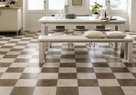 Na podłogach, na ścianach, jako dekoracyjny i praktyczny gadżet. We wszystkich tych rolach korek sprawdza się znakomicie. Zobaczcie, jak powstaje korek przeznaczony na posadzki, okładziny ścienne i różne drobiazgi oraz jak efektownie zdobi potem wnętrza. BR > Podłogi. Interesujący design tej korkowej podłogi, przypominający szachownicę, stwarza wnętrze o wyraźniej indywidualnej charakterystyce. To połączenie dwóch wzorów i odcieni brązu: jasnej w Identity Timide i ciemniejszej w Identity Tea. Wicanders, Identity Timide, Identity Tea, Dom Korkowy. Cena Identity Timide: 133 zł brutto/m2. Cena Identity Tea: 133 zł brutto/m2