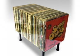 Retro szafka z opakowań płyt