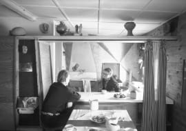 Oskar i Zofia Hansenowie w mieszkaniu przy ul. Sędziowskiej w Warszawie, 1958. Dzięki uprzejmości Fundacji Zofii i Oskara Hansen.