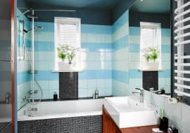 <B>To była częściowa modernizacja niewygodnej i niemodnej łazienki. Chociaż zmieniono tylko niektóre urządzenia sanitarne i fragment okładziny ściany, można powiedzieć, że efekt wcale nie jest połowiczny.</B> <BR />PO ZMIANIE. Szklana mozaika na obudowie wanny i fragmencie ściany oraz sufit pomalowany na zbliżony do niej kolor odciągają uwagę od starych płytek ceramicznych. Teraz są one jedynie w miarę neutralnym tłem bardziej wyrazistych elementów wystroju.