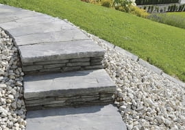 Betonowe płyty do budowy ogrodowych schodów mogą do złudzenia przypominać kamień, np. dekoracyjny łupek lub wapienie