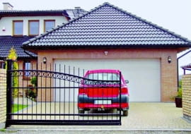 SAMONOSNA BRAMA PRZESUWANA OTWIERANA AUTOMATYCZNIE FOT. WISNIOWSKI PUBLIKACJA LADNY DOM NR 8 (58) - 8.2003 PUBLIKACJA LADNY DOM NR 1 (63) - 1.2004 PUBLIKACJA LADNY DOM NR 4 (66) - 4.2004
