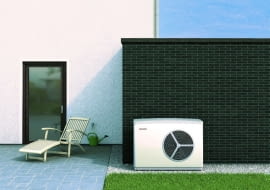 Jednostka zewnętrza powietrznej pompy ciepła przypomina z wyglądu klimatyzator