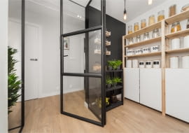 Lekko i przejrzyście: mieszkanie z przeszkloną spiżarnią