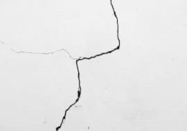 Pęknięcie na elewacji