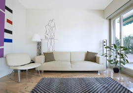 SLOWA KLUCZOWE: interno casa divano poltrona sedia nessuno arredamento mobili arredata apartamento abitazione tappeto arredo arredato pianta finestra lampada moderno design architettura moderna spazio detaglio cuscini sofa sala salotto