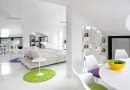 Salon Centralne miejce części wypoczynkowej zajmuje sofa marki Arketipo. Z lewej strony stolik kawowy Tulip firmy Knoll, z prawej szezlong La Chaise, Vitra. Akcent kolorystyczny stanowi dywan Dia, Moho Design.