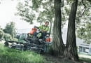 Rider P525D kosi trawę nawet bardzo blisko drzewa - jak podkaszarka