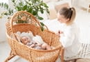 Niemowlę w sypialni rodziców: zalety, wybór mebli i bezpieczeństwo