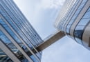 Wśród wyróżników zrealizowanych budynków Fabryczna Office Park na uwagę z pewnością zasługują zaokrąglone narożniki wykonane ze szkła.