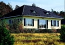 Domostwo na planie prostokąta nakryte czterospadowym dachem - zwarta bryła i dodatkowo okiennice ograniczają straty ciepła i ułatwiają ogrzewanie budynku. Poddasze zwiększa powierzchnię domu, ale skosy zmniejszają komfort życia na poddaszu