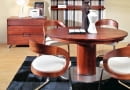 Krzesła są tak wyprofilowane, aby idealnie pasowały do sylwetki siedzących w nich osób - modernistyczni projektanci ogromną wagę przykładali do ergonomii.