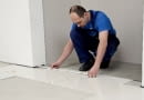 Przed ułożeniem rozmieszczenie wielkich płytek warto sprawdzić na sucho