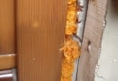 Wykruszająca się pianka wokół okna