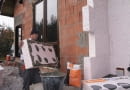 Czerwiec to środek sezonu budowalnego; jeśli budowa posuwa się szybko, można wykańczac elewację domu