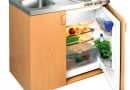 KITCHENETTE, miniblok kuchenny: jednokomorowy zlewozmywak z ociekaczem, dwa elektryczne pola grzejne, chłodziarka o poj. 95 l (z zamrażalnikiem). Wymiary: 100 x 60 cm, wys. 95 cm, 2399 zł, Franke