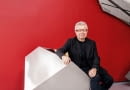 Daniel Libeskind - Jeden z najbardziej znanych i cenionych współczesnych architektów. Urodził się w Łodzi w 1946 roku, w wieku 11 lat wyemigrował z rodzicami początkowo do Izraela, potem do Stanów Zjednoczonych. Zaprojektował między innymi Muzeum Żydowskie w Berlinie, Muzeum Wojskowo-Historyczne Bundeswehry w Dreźnie i apartamentowiec Złota 44 w Warszawie. Jest również współautorem projektu największego z budynków postawionych na miejscu zburzonego kompleksu World Trade Center w Nowym Jorku oraz projektantem Sapphire, apartamentowca budowanego właśnie w Berlinie - jego wizualizacja znajduje się na okładce niniejszego dodatku.