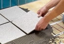 MONTAŻ MATY GRZEJNEJ 6. Matę pokrywa się zaprawą klejową przeznaczoną do ogrzewania podłogowego, a następnie układa płytki.