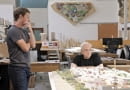 Dyskusja Zuckerberga i Gehry'ego nad makietą nowego kampusu FB projektu amerykańskiego star-architekta.