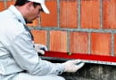 Przed zamontowaniem listwę startową trzeba dokładnie wypoziomować