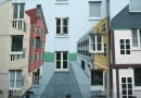 Drugie co do wielkości miasto Niemiec to idealne miejsce na oryginalną architektoniczną wycieczkę. Spotkasz tu zarówno spichlerze z XIX wieku z ceglanymi magazynami stojącymi nad kanałami, jak i jedno z najnowocześniejszych dzielnic portowych Hafencity. Hamburg to tętniące życiem miasto kontrastów, które upodobali sobie wspólcześni artyści. Na zdjęciu malowidło ścienne w stylu Tromp l'Oeil na jednym z budynków mieszkalnych w Hamburgu.