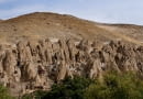 Kandovan- miasto w Iranie wykute w skałach wulkanicznych, którego mieszkańcy żyją tak, jak przed wiekami.