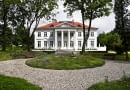 Wcześniej mieściły się tu rolnicze biura i szkoła, teraz jest przytulny dom.