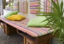 Bank aus Paletten auf der Terrasse SLOWA KLUCZOWE: aus Holz Balkonmöbel Bank bunt Garten Gartenbank Gartenmöbel gepolstert gestreift Holz Holzbank hölzern Kissen Kreativ Möbel Palette Selbermachen selbst gemacht Sommer Sommerterrassse Streifen Streifenmuster Terrasse *** Local Caption *** 00567992