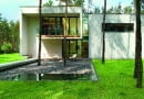 Prezentowany dom to bardzo dobry przykład architektury dopracowanej koncepcyjnie, projektowo i realizacyjnie. Przy tym skromnej, nieostentacyjnej, zrealizowanej przy stosunkowo ograniczonym budżecie