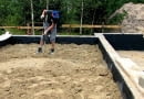 Ziemię z wykopów rozparcelowuje się pomiędzy ścianami fundamentowymi i wyrównuje