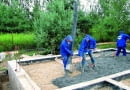 Nie ma reguł jednoznacznie określających, jak wysoko powinien być wyniesiony poziom podłogi - zależy to od konfiguracji terenu i projektu domu. Za bezpieczną można przyjąć wysokość 50-60 cm