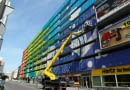 Wielki mural w środku warszawy. Zamalowali betonowy parking z lat 70.