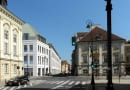 Widok od strony ul. Senatorskiej: od lewej Pałac Biskupów Krakowskich, nowy budynek, Pałac Małachowskich